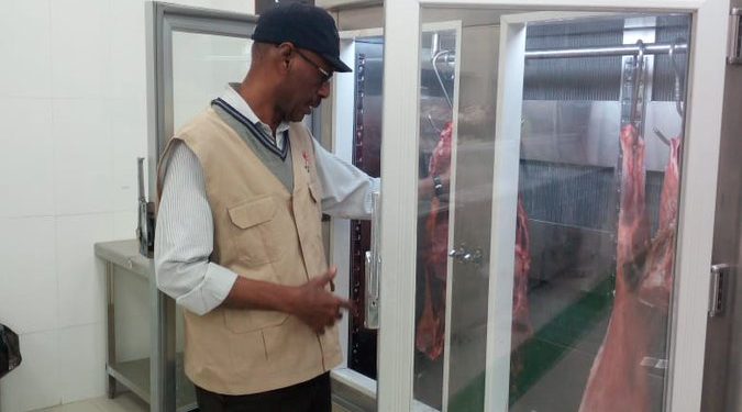 بلدية شناص تحرر مخالفات وتتلف أغذية خلال زيارات تفتيشية لمحلات غذائية ومهنية