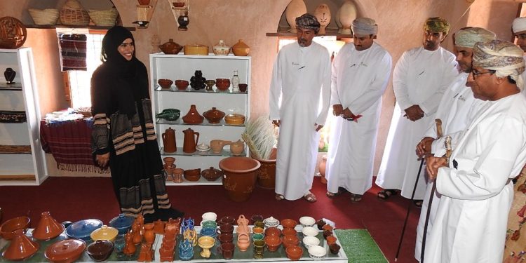 تزامنًا مع الاحتفال باليوم الحرفي العُماني.. تدشين “البيت الحرفي” بحصن سمائل بالداخلية
