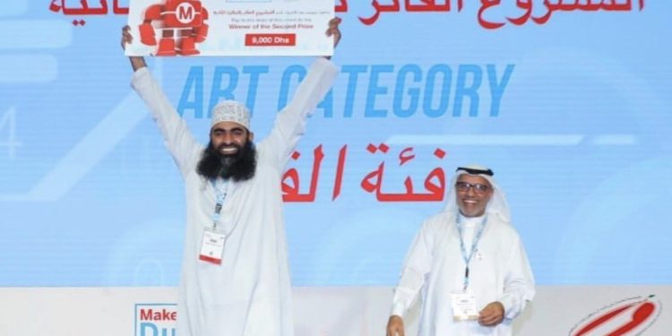 فنان تشكيلي عُماني يحصل على وسام التميز بمعرض دبي للصناع العالمي