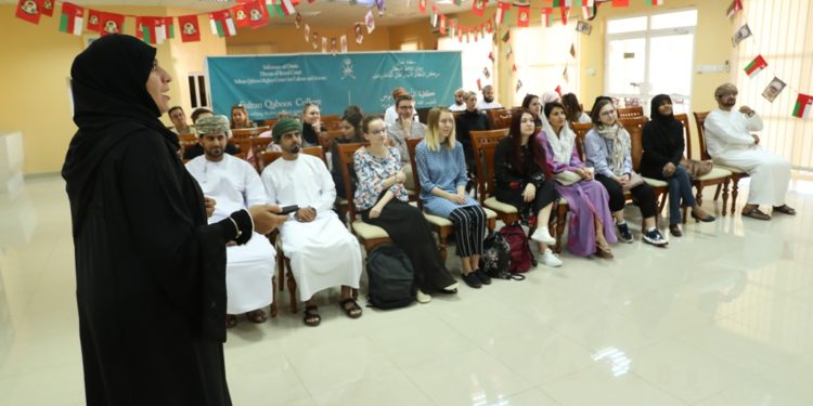 كلية السُّلطان قابوس لتعليم اللغة العربية للناطقين بغيرها بمنح تستقبل طلاب الدورة (34)