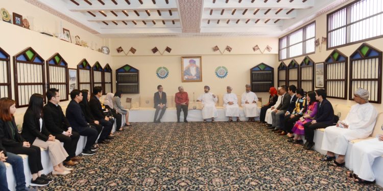 لتعزيز العلاقات الاقتصادية والتجارية.. غرفة تجارة وصناعة عُمان تستقبل وفدًا تجاريًا تايلنديًا