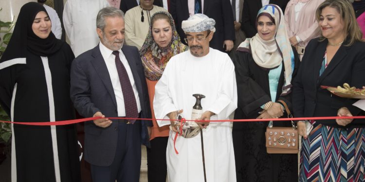 المعرض التشكيلي الأول لمجموعة الحرف والتراث العماني بجامعة السلطان قابوس