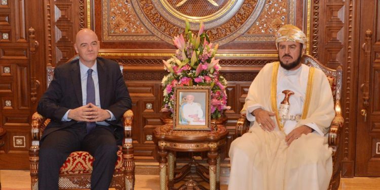 بتكليفٍ سامٍ: أسعد بن طارق يستقبل رئيس الاتحاد الدولي لكرة القدم