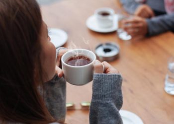 شرب الشاي أو القهوة ساخنين.. أخطر مما تتوقع