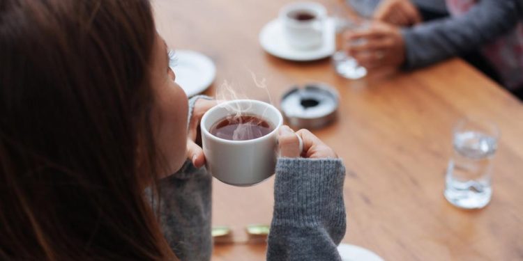 شرب الشاي أو القهوة ساخنين.. أخطر مما تتوقع