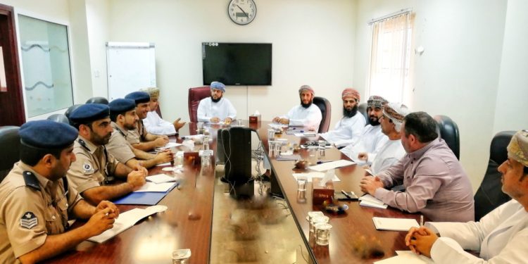 لضمان سلاسة حركة البضائع والمنتجات.. مدينة البريمي الصناعية تعقد اجتماعا مع “الجمارك”
