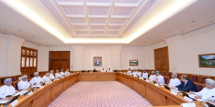 الثقافة والإعلام بمجلس الدولة تناقش دراسة تنظيم الإعلان مع مسؤولي وزارة الإعلام والبلديات وجامعة السلطان قابوس
