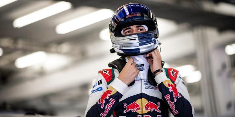 الفيصل الزبير يتوج بلقب سباقات بورش GT3 الشرق الأوسط