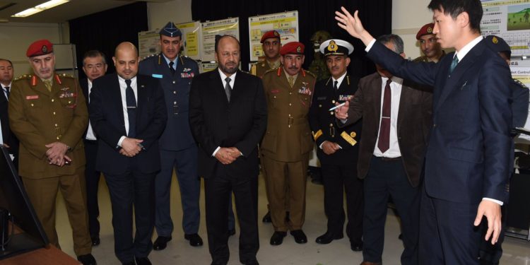 الوزير المسؤول عن شؤون الدفاع يزور مركز تعزيز التكنولوجيا الدفاعية المتقدمة