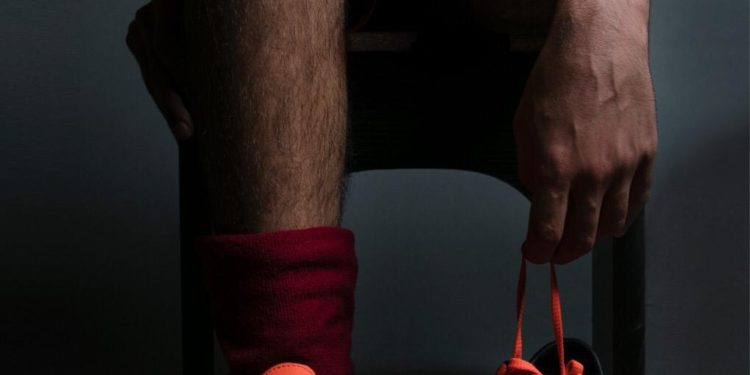 عُمانية تشارك في مسابقة خليجية بصورة تحمل عنوان “لا تتأخر”