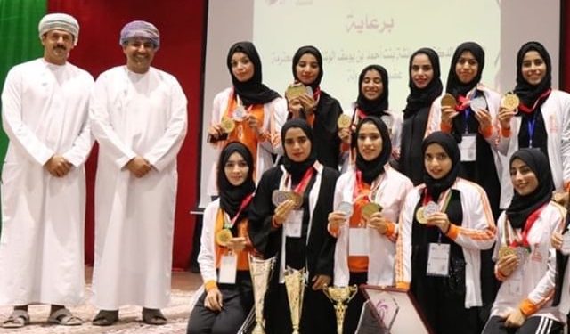 تطبيقية نزوى تتوج بدرع التميز في البطولة الرياضية الثامنة عشر لطالبات كليات العلوم التطبيقية