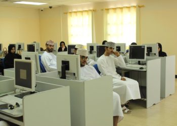 تستهدف 276 طالبًا وطالبة.. الشبكة التطوعية الطلابية بتطبيقية نزوى تواصل جهودها في حملة “مع الطالب”
