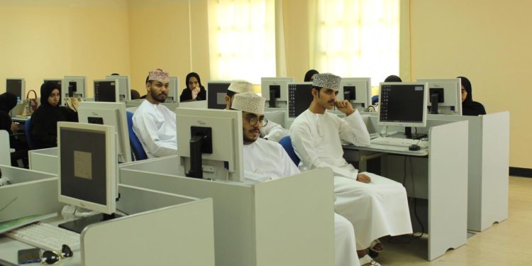 تستهدف 276 طالبًا وطالبة.. الشبكة التطوعية الطلابية بتطبيقية نزوى تواصل جهودها في حملة “مع الطالب”