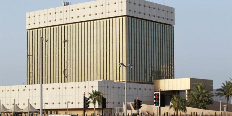 قطر تقاضي بنوكا بالإمارات والسعودية ولوكسمبورغ تلاعبت بالعملة للإضرار باقتصاد الدوحة