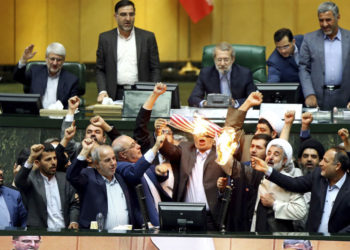 إيران تعتزم فرض عقوبات اقتصادية ضد أمريكا ودول أخرى