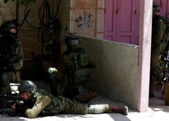 مسلحون فلسطينيون يطلقون النار على موقع عسكري إسرائيلي