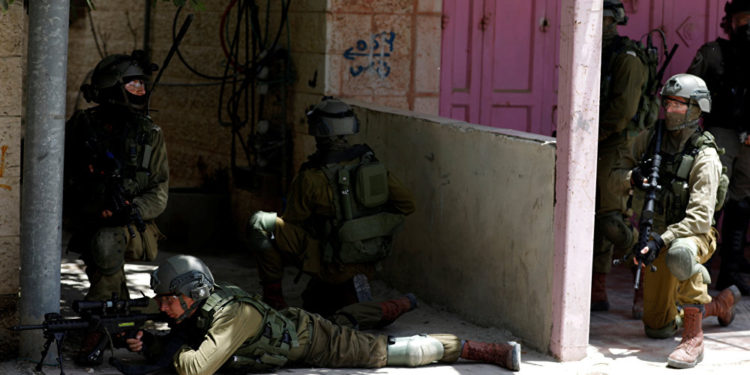 مسلحون فلسطينيون يطلقون النار على موقع عسكري إسرائيلي