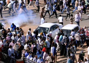 محتجون سودانيون يشتبكون مع قوات الأمن أمام مقر إقامة البشير