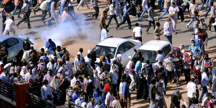 محتجون سودانيون يشتبكون مع قوات الأمن أمام مقر إقامة البشير