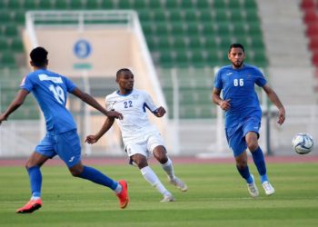 ظفار يقترب من الفوز بلقب دوري عمانتل لكرة القدم
