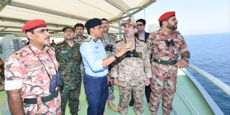 البحرية السلطانية العمانية تنفذ تمرينًا بحريًّا مشتركًا مع القوات البحرية الإيرانية