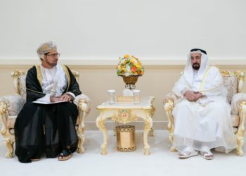 حاكم الشارقة يستقبل وفدًا بيئيًا عمانيًا