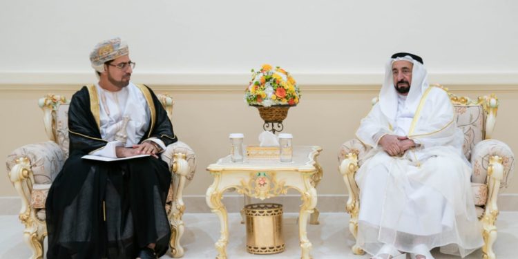 حاكم الشارقة يستقبل وفدًا بيئيًا عمانيًا
