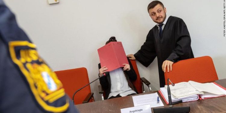 ألمانية انضمت لداعش تحاكم بتهمة قتل طفلة أيزيدية عطشاً