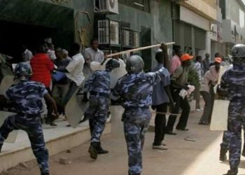 قتلى جراء محاولة فض اعتصام المتظاهرين في السودان وأنباء عن اشتباكات بين الجيش والأمن