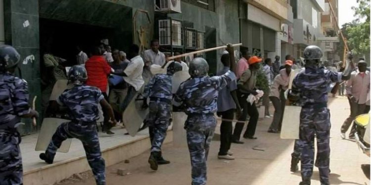 قتلى جراء محاولة فض اعتصام المتظاهرين في السودان وأنباء عن اشتباكات بين الجيش والأمن