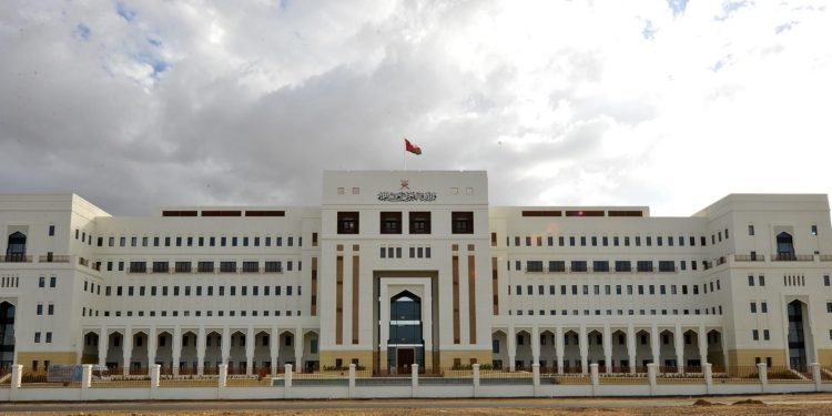 القوى العاملة تحيل مواطنين اثنين يتاجران في 88 سجلاً تجارياً بطريقة غير قانونية  إلى الإدعاء العام