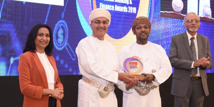 بنك مسقط يفوز بجائزة أفضل بنك في فئة البنوك الكبيرة الحجم بالسلطنة