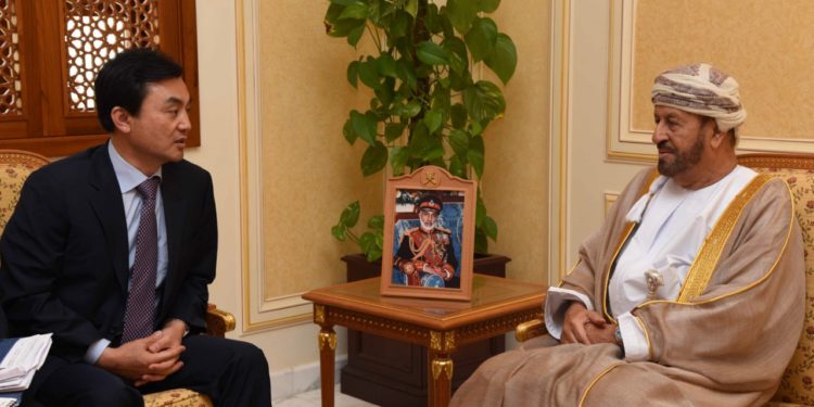 الوزير المسؤول عن شؤون الدفاع يستقبل رئيس اللجنة الدائمة لشؤون الدفاع الوطني في البرلمان الكوري
