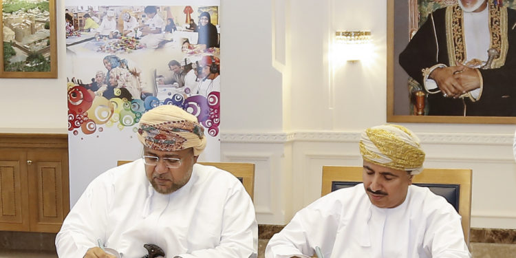 القوى العاملة توقع اتفاقية تعاون مع المؤسسة التنموية للشركة العمانية للغاز الطبيعي المسال