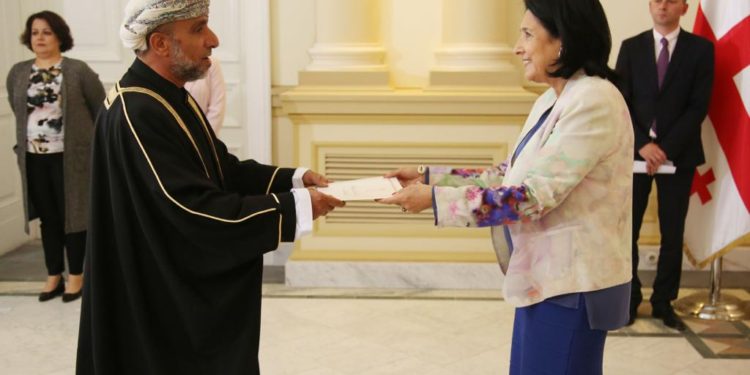 رئيسة جورجيا تتسلم أوراق اعتماد سفير السلطنة