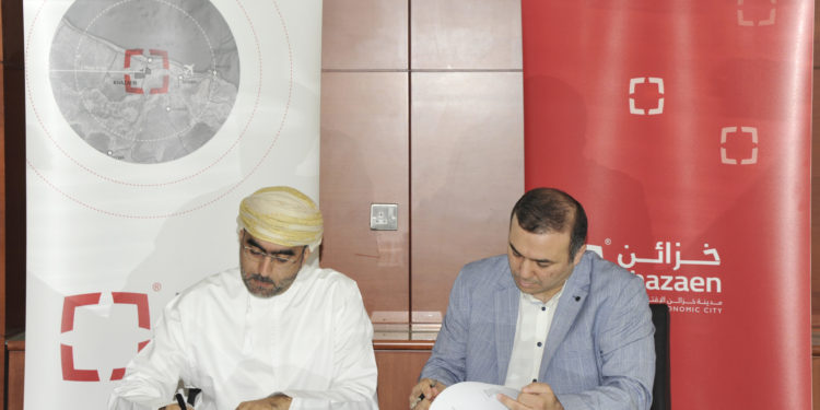 توقيع اتفاقيتي حق الانتفاع بالمنطقة الصناعية بمدينة خزائن الاقتصادية