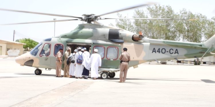 طيران الشرطة ينقل مجموعة من الطلبة بولاية صور