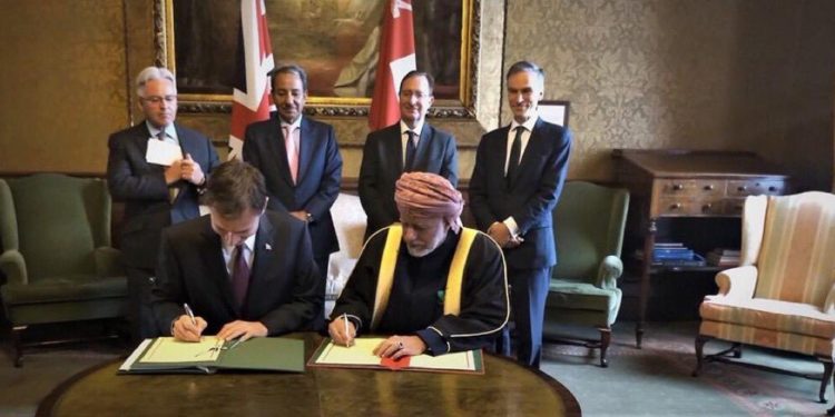 السلطنة والمملكة المتحدة توقعان اتفاقية تعاون وشراكة