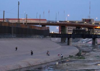 غرق رضيع وفقدان طفلين وبالغ في انقلاب زورق مهاجرين في نهر بين المكسيك والولايات المتحدة