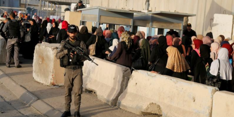 عدد المصلين بالأقصى يرتفع إلى 200 ألف في الجمعة الثانية من رمضان