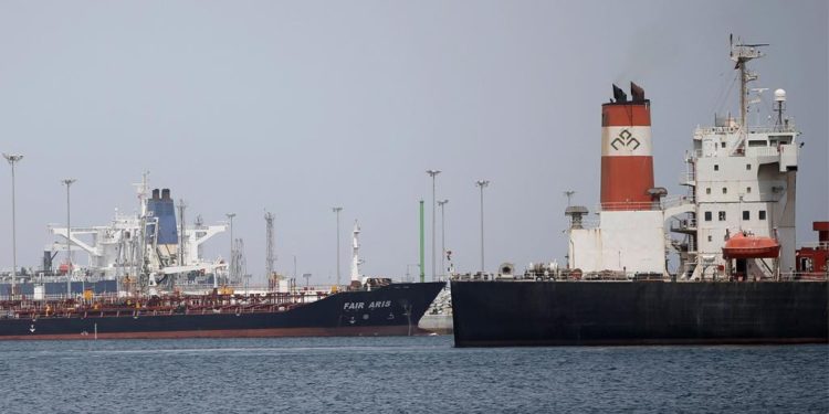 أنباء عن انفجارين كبيرين استهدفا ناقلتي نفط في خليج عُمان