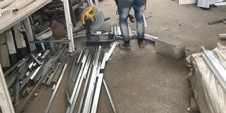 البلدية تخالف شركة تعمل بدون ترخيص