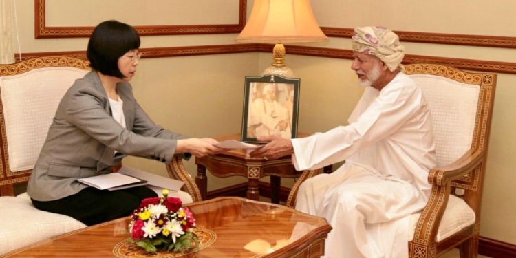 بن علوي يتلقى رسالة خطية من مستشار الدولة ووزير الخارجية الصيني