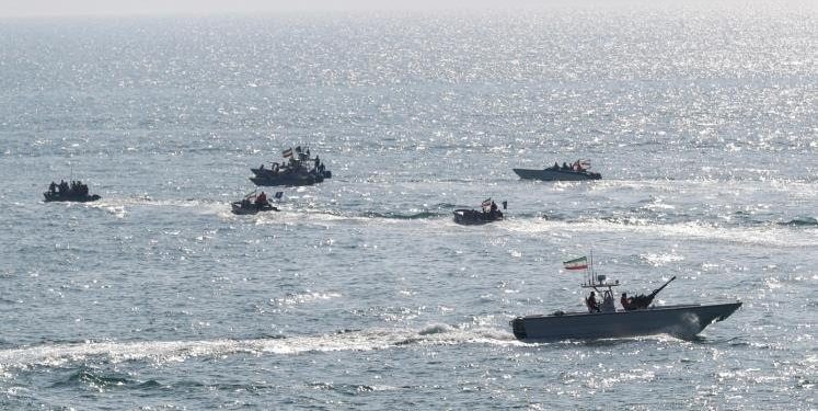 مسؤولون أميركيون: زوارق إيرانية تحرشت بناقلة نفط بريطانية