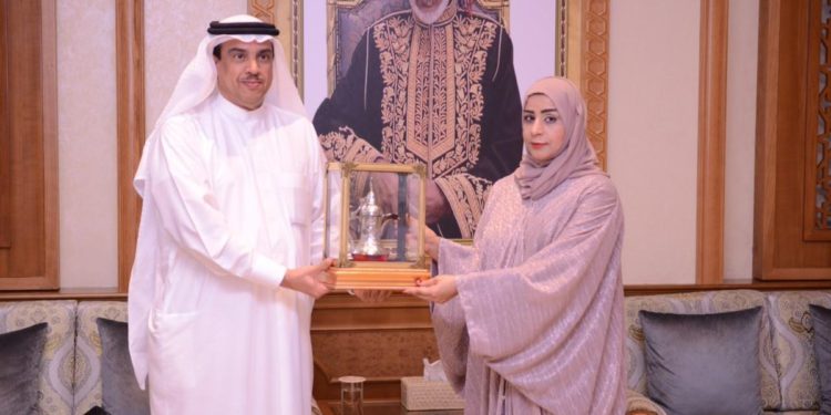 رئيسة الهيئة العامة للصناعات الحرفية وسفير البحرين يستعرضان تجربة النهوض بقطاع الصناعات الحرفية وتطويره