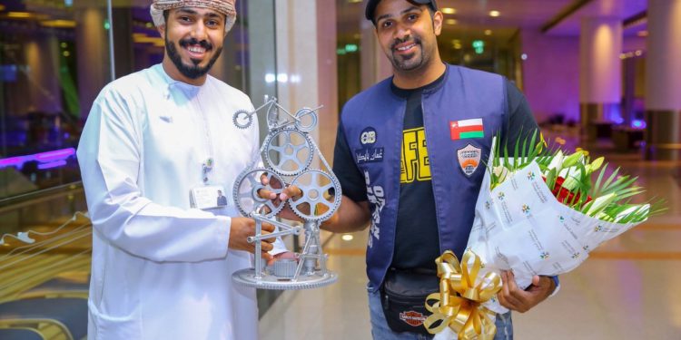 استقبال الدراج العماني محمد الصايغ بمطار مسقط الدولي