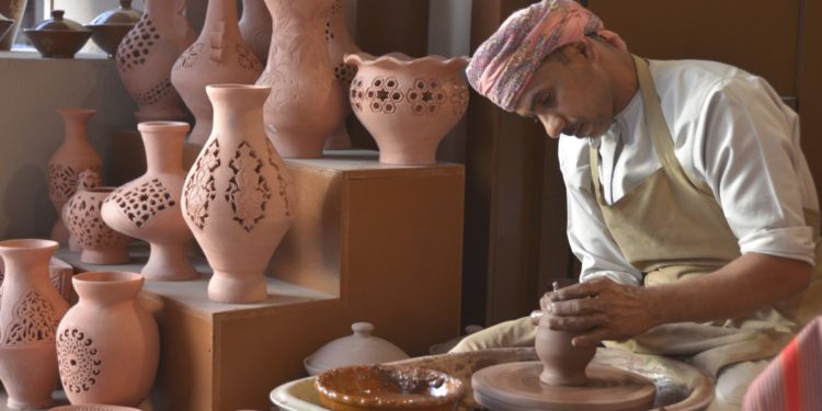 مجلس الحرف العالمي يزور بهلاء بهدف ترشيحها لنيل لقب مدينة عالمية للحرف