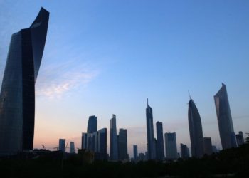 الكويت تتأثر بـ”زلزال إيران”.. والإطفاء ترد على أنباء حول تشققات في أحد المباني “الشاهقة”
