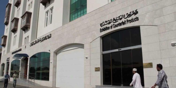 حماية المستهلك بالمزيونة تضبط عدداً من المحلات والمطاعم المخالفة