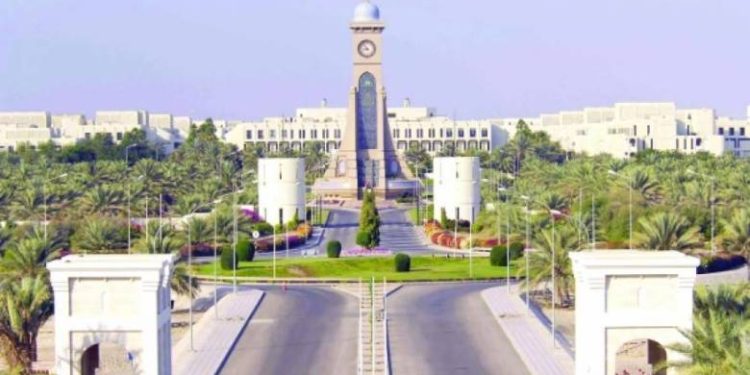 أستاذ مشارك بجامعة السلطان قابوس  يحصل على جائزة “الأكاديمي المتميز”